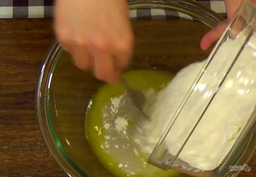 1. Приготовьте тесто: дрожжи залейте теплой водой и дайте им постоять 10 минут при комнатной температуре. Добавьте соль, оливковое масло, просеянную муку и замесите эластичное тесто. 