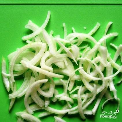 Репчатый лук чистим и режем полукольцами.