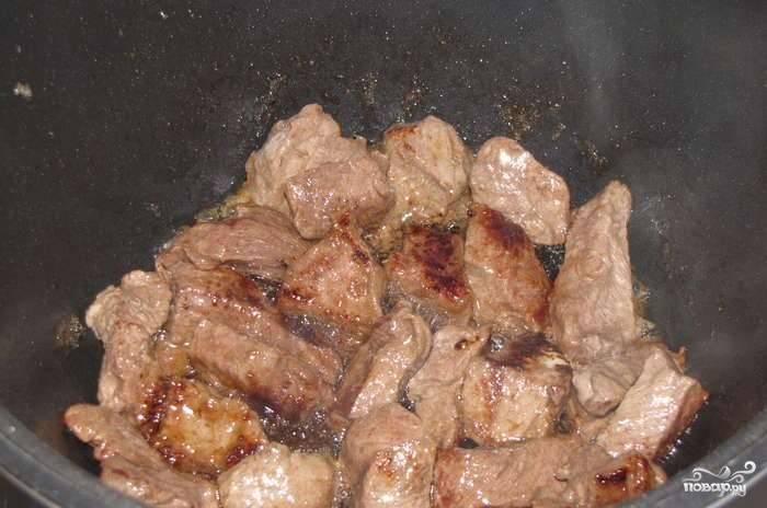 Мясо вымойте и нарежьте на кусочки в три-четыре сантиметра. Лучше выбирать нежирные сорта, отлично подойдет баранья или говяжья вырезка. Разогрейте подсолнечное масло в казанке с толстым дном, выложите туда куски мяса. Обжаривайте их до коричневой корочки на сильном огне.
