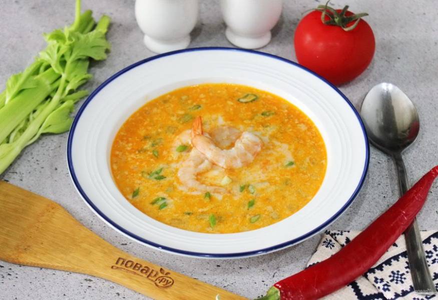 Молочный суп с креветками готов. При подаче добавьте в тарелку зеленый лук. Приятного аппетита!
