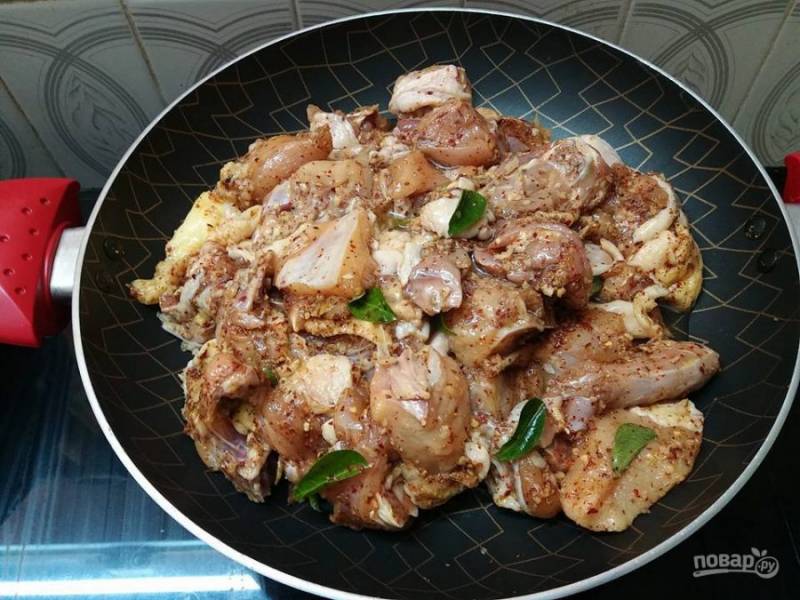 3. Поместите мясную смесь в сковороду и обжарьте мясо до мягкости.