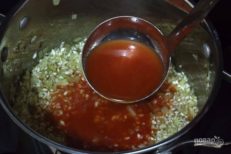 6.	Добавьте ¼ стакана томатного бульона, варите регулярно помешивая, пока большая часть бульона не испариться.