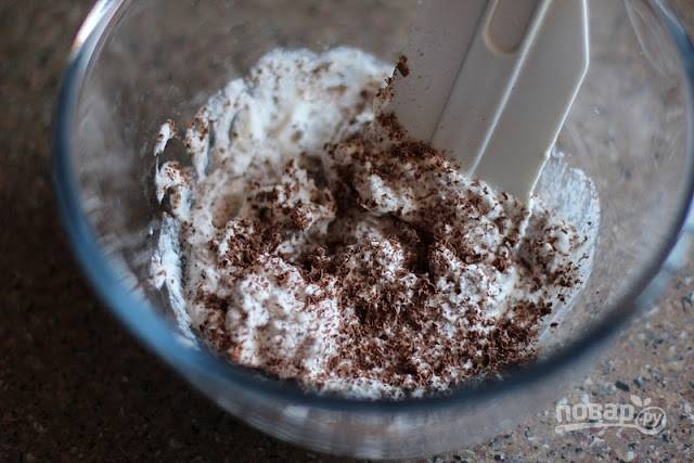 9. В крем по желанию добавьте тертый шоколад (часть крема можно отложить для украшения рулета).
