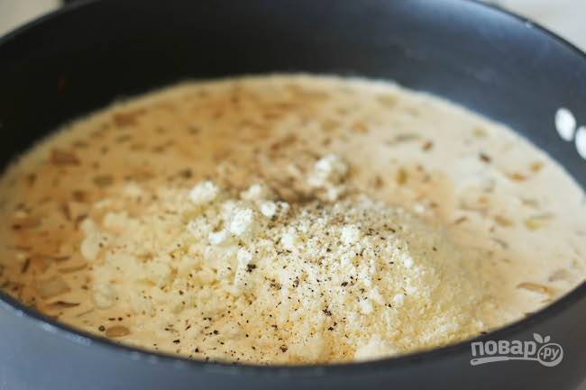2. Через 2-3 минуты добавьте козий сыр, молоко, сливки и половину пармезана. 