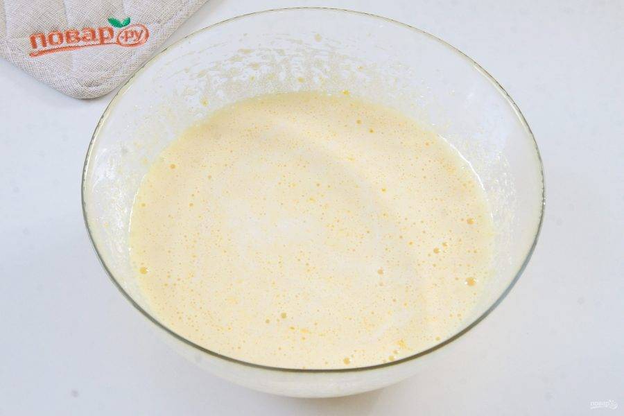 3. Добавьте молоко и растопленное, охлажденное сливочное масло.
