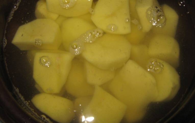 Картофель очищаем и нарезаем четвертинками. Опускаем в кипящую подсоленую воду и варим 15-20 минут.
