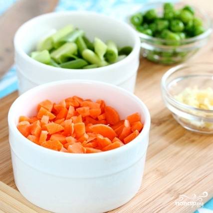 Для начала подготовим ингредиенты - морковь мелко нарежем, чеснок измельчим, горошек разморозим (при комнатной температуре).