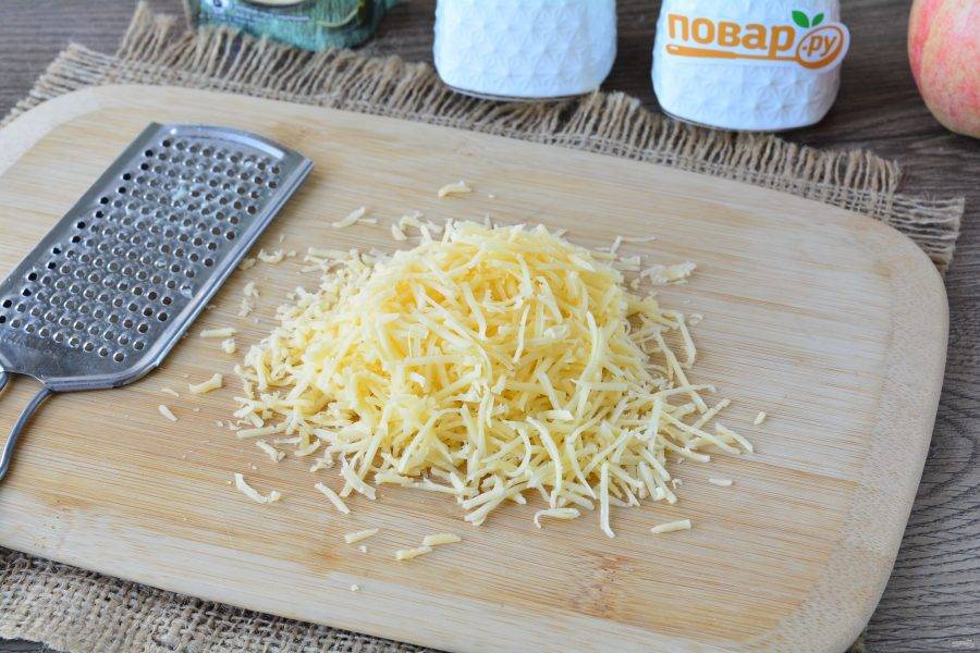 Натрите на терке твердый сыр.