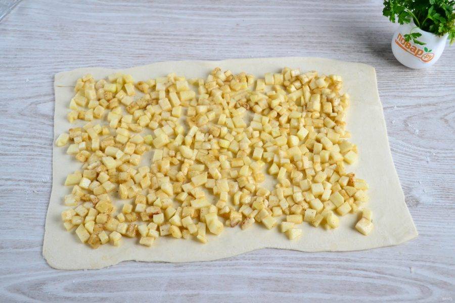 Выложите начинку на тесто ровным слоем. По краям оставьте примерно по 2 см., чтобы потом можно было защипнуть тесто.