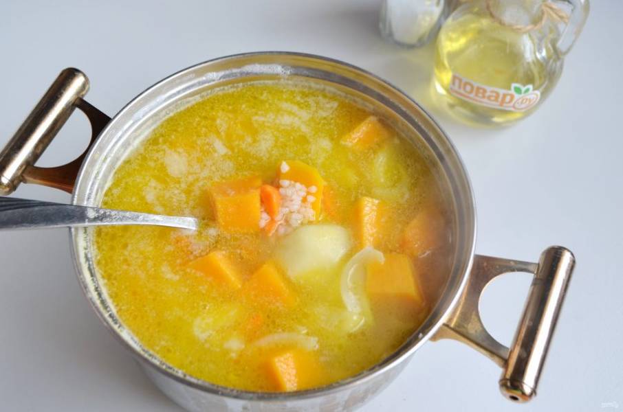 6. Положите зажарку в суп, карри, соль. Варите до готовности всех продуктов, это не более 20 минут.