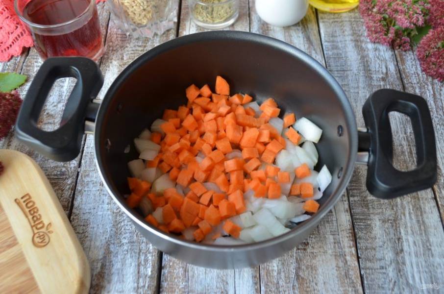 В антипригарной кастрюле обжарьте лук и морковь на растительном масле. Можно добавить сельдерей или лук-порей. Посолите.