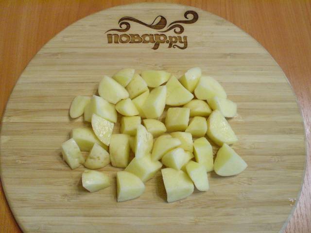 5. Картофель очищаем и режем кусочками.