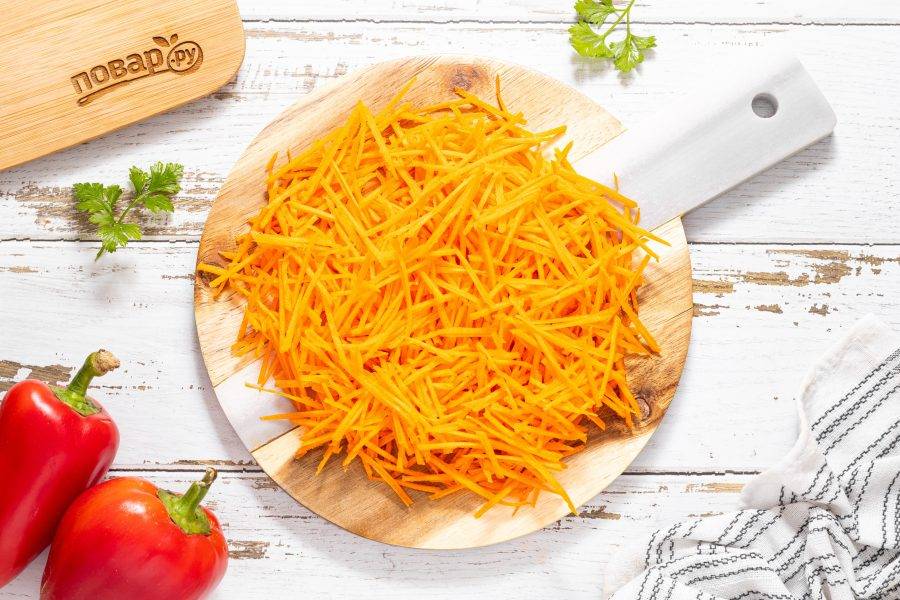 Морковь очистите и натрите на терке для моркови по-корейски.