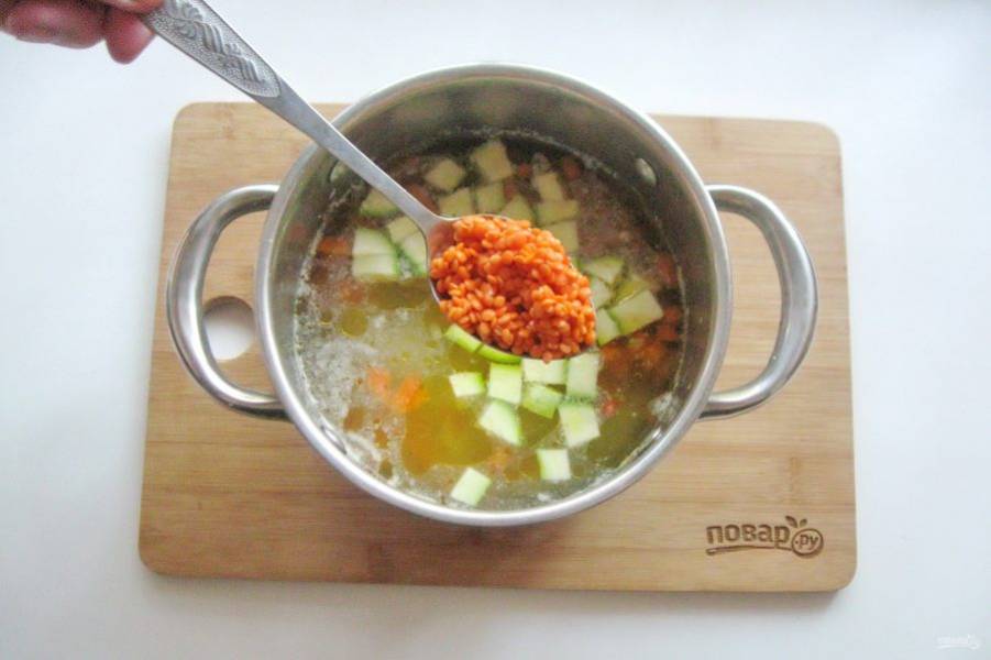 Когда все овощи в супе будут практически готовы, посолите его по вкусу и добавьте красную чечевицу, которую перед этим нужно хорошо помыть.