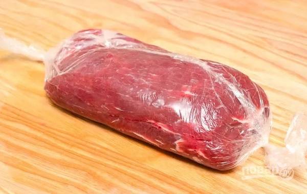 2. Заверните в пищевую пленку и уберите в холодильник на ночь. Это делается для того, чтобы мясо лучше держало форму во время приготовления. 