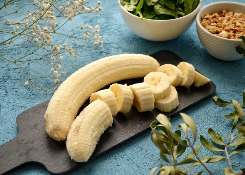 Бананы необходимо заранее заморозить на 7-8 часов. Нарежьте бананы на небольшие ломтики, так их потом будет проще измельчать в блендере. 