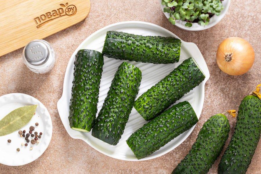 Огурцы тщательно помойте, отрежьте кончики.