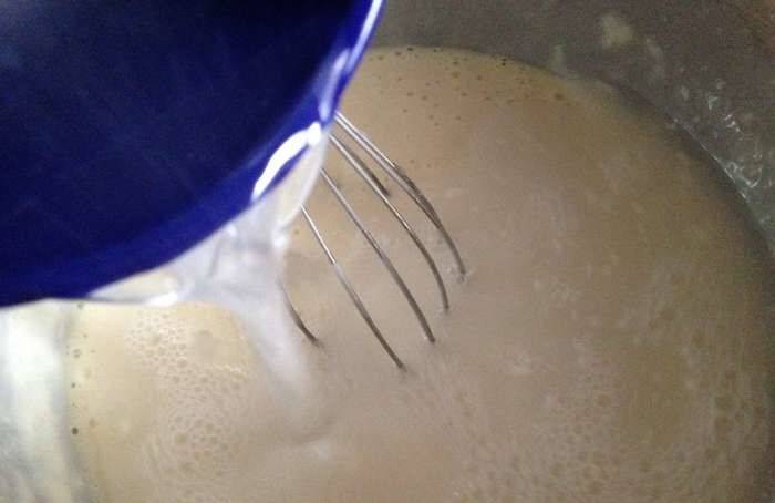 Добавляем воду (кипяток), быстро замешиваем тесто при помощи миксера. 