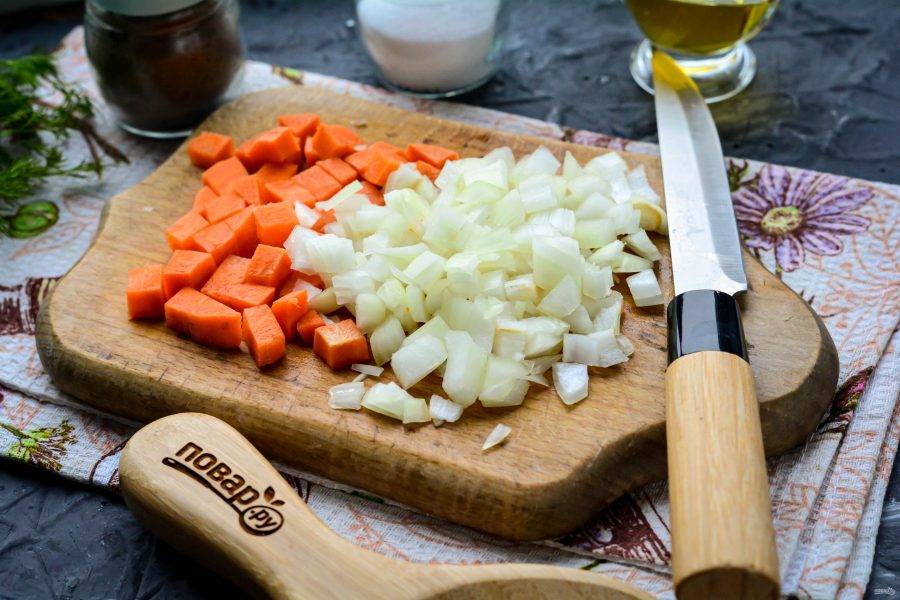 Почистите овощи, нарежьте кубиками лук и морковку.