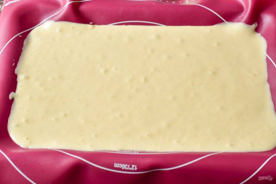 Вылейте на силиконовый коврик тесто, который положите на противень. Его можете смазать маслом, если не уверенны в его качестве.