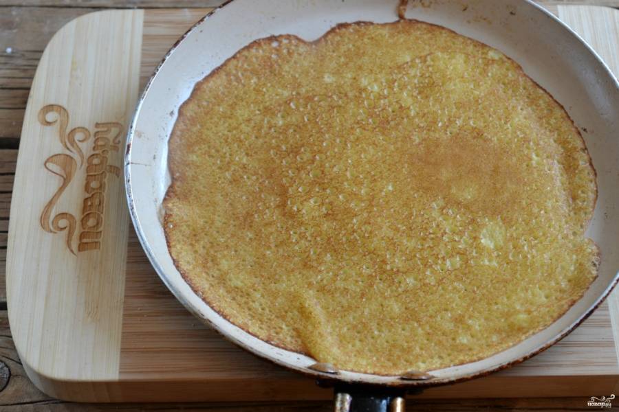 Выпекайте блины на хорошо разогретой сковороде. Кстати, сковороду можно не смазывать маслом, поскольку мы его уже добавили в тесто.