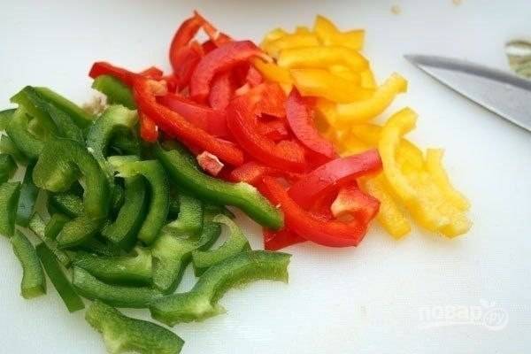 Тонко нарежьте промытый перец. Также нарезаем кусочками очищенный апельсин и авокадо.