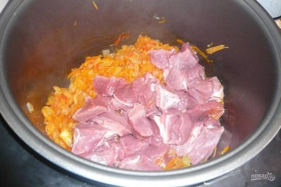 Тем временем займитесь мясом. Свинину промойте и обсушите, нарежьте кусочками среднего размера и затем отправьте к овощам.
