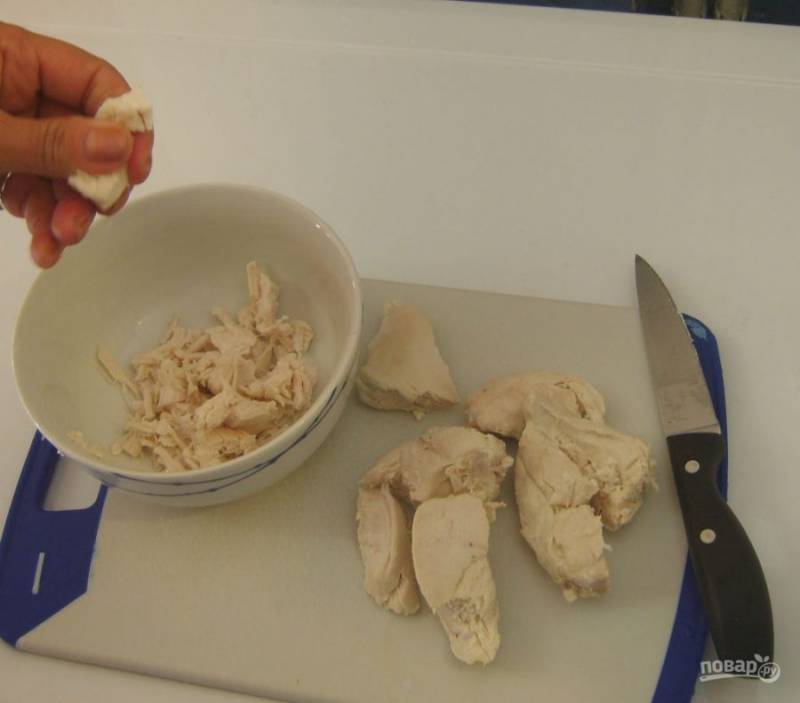 4.	Остывшее куриное мясо разбираю на волокна или нарезаю ножом.