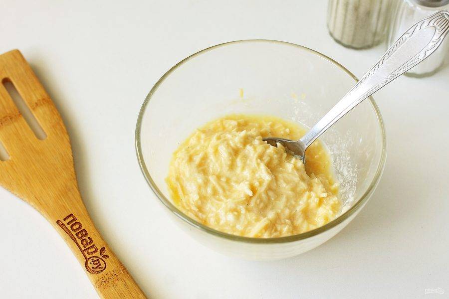 Отдельно соедините тертый на мелкой терке сыр, сметану и яйцо. Можно добавить щепотку соли и молотый перец.