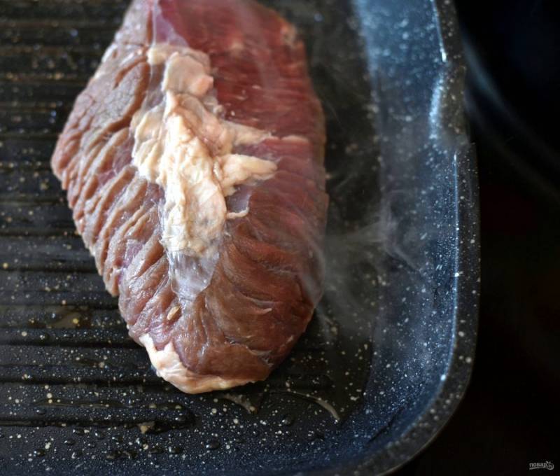 Кусок говяжьей мякоти обжарьте на раскаленной сковороде-гриль по 2-3 минуты с каждой стороны.