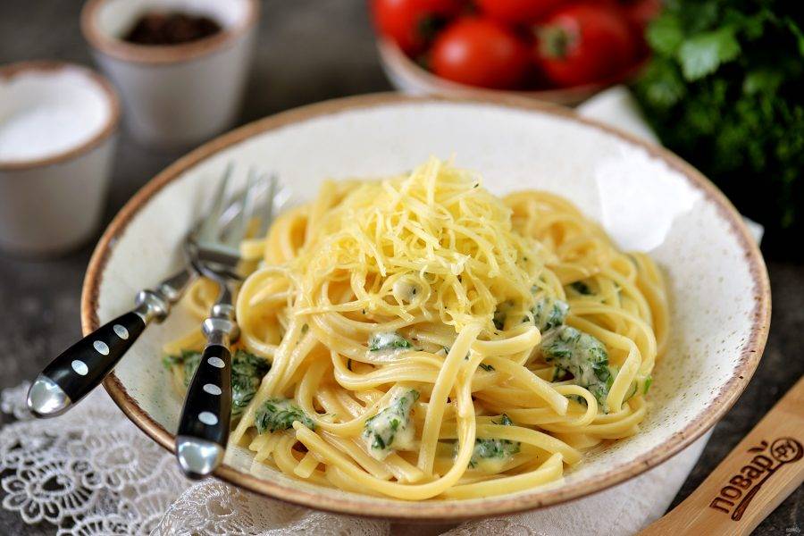 Разложите готовые макароны с сыром и сметаной по порционным тарелкам и можно подавать к столу.