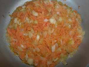 Добавляем морковь, слегка обжариваем. В конце добавляем зажарку в суп, после чего перемешиваем его и снимаем с плиты. Даем супу настояться под крышкой 10 минут.