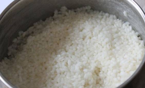 Предварительно рис нужно отварить до готовности, затем добавить в него заправку из воды, уксуса, соли и сахара.
