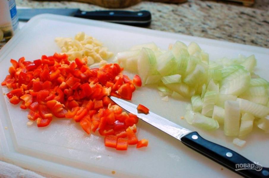1.	Нарежьте небольшими кубиками лук и перец, измельчите чеснок.