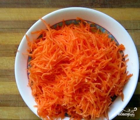 Морковочку почистите и натрите на терке. Лучше на мелкой, тогда морковь отдаст свой сок и не будет так выражена в блюде. 