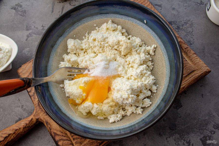 Вбейте 1 большое или 2 маленьких яйца, добавьте соль и ванилин, перемешайте. 