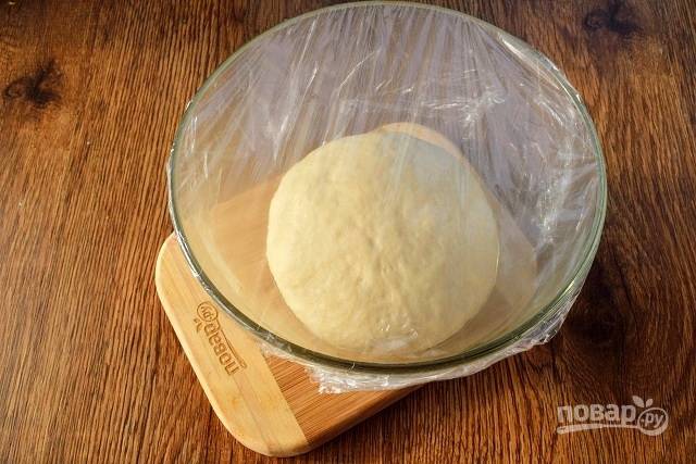 Муку просейте в глубокую миску, сделайте в центре ямку. Добавьте все остальные ингредиенты для теста, замесите мягкое, некрутое тесто. Поместите тесто в миску, слегка смазанную маслом, накройте пищевой пленкой и поставьте в теплое место на 50 минут.