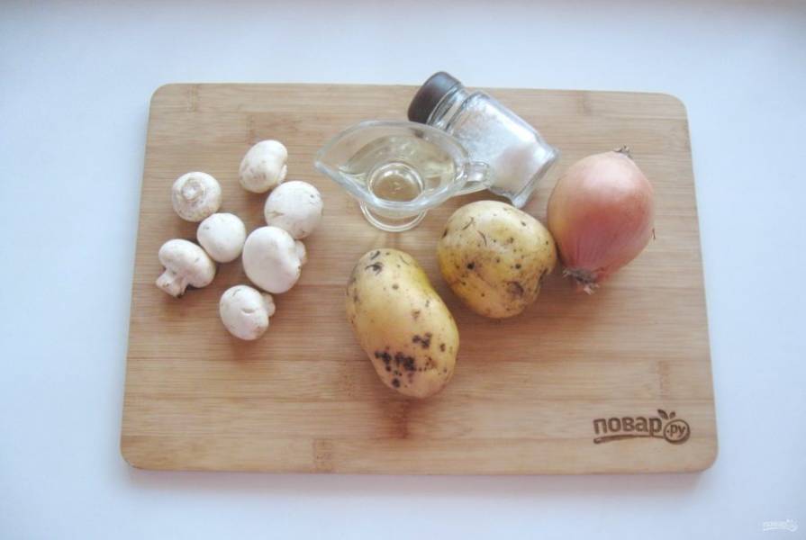 Возьмите ингредиенты для приготовления жареной картошки с грибами.