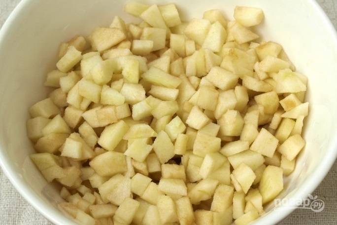 Яблоки вымойте и обсушите. Снимите с них кожуру. Достаньте сердцевину с косточками. Нарежьте яблоки на кубики и сбрызните лимонным соком, чтобы они не потемнели. 