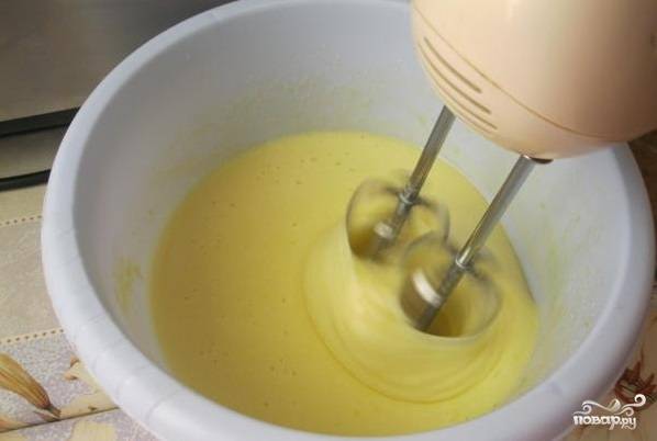 2.	Взбивайте яйца до белой пены. Этот процесс будет длиться около пяти минут.