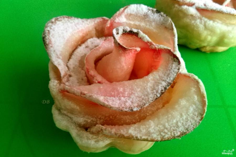 Красивый десерт из слоеного теста, яблочные розы