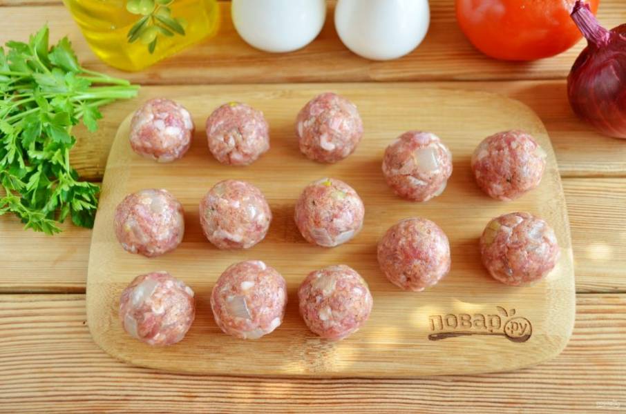 Сформируйте мясные шарики размером с грецкий орех, отправьте на 20 минут в холодильник.