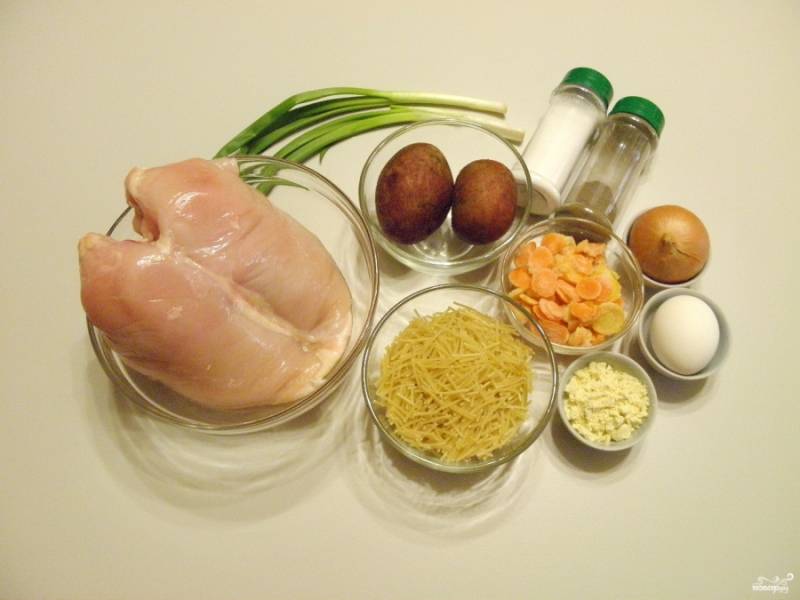 Приготовьте продукты для супа. С грудки снимите кожу, острым ножом отделите мясо от косточки. Очистите овощи и сполосните под водой. 