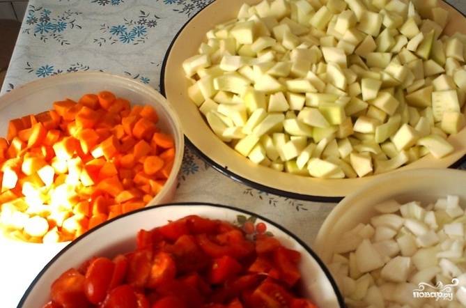 Кабачки, лук, морковь почистите и помойте. Нарежьте овощи кусочками. Помидоры помойте, обсушите и крупно нарежьте.