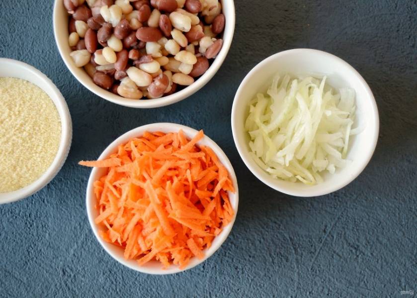 Нарежьте лук тонкими перьями, морковь натрите на крупной терке. 