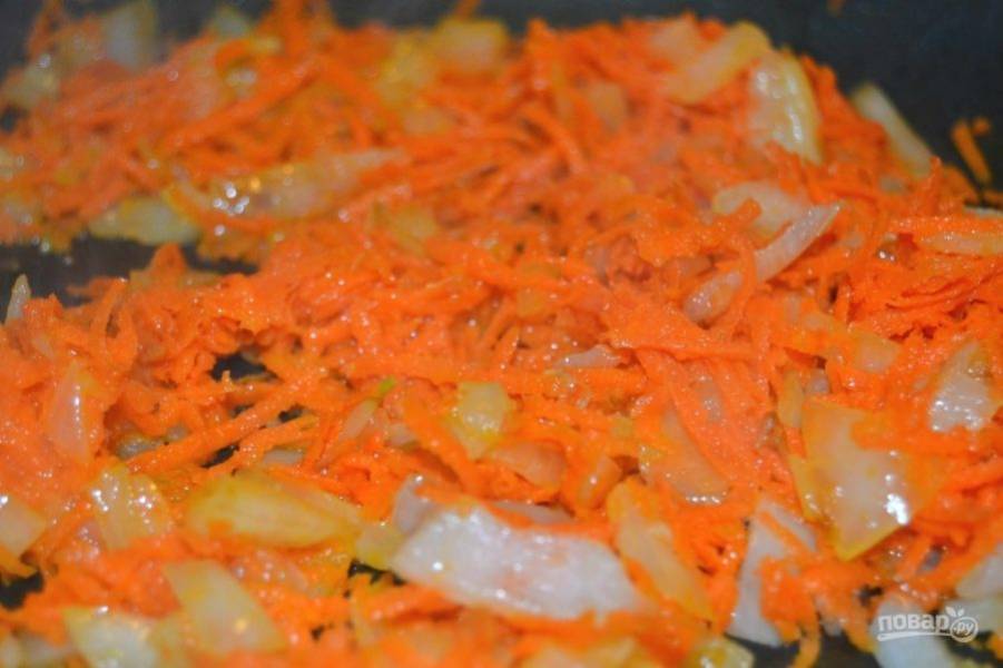 6.	Добавьте в сковороду морковь и продолжайте готовить еще 5 минут.