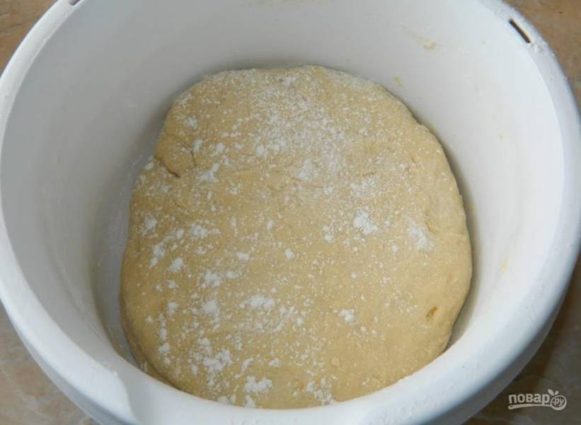 Добавьте мягкое сливочное масло и, подсыпая муку, замесите песочное тесто.