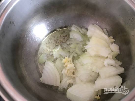 2. На плиту поставьте кастрюльку, разогрейте 3 ст.л. оливкового масла и обжарьте в нем порезанный четвертькольцами лук и выдавленный через пресс чеснок.