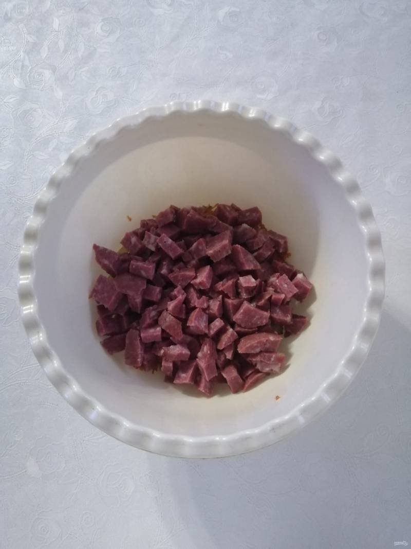 Колбасу нарежьте кубиками.