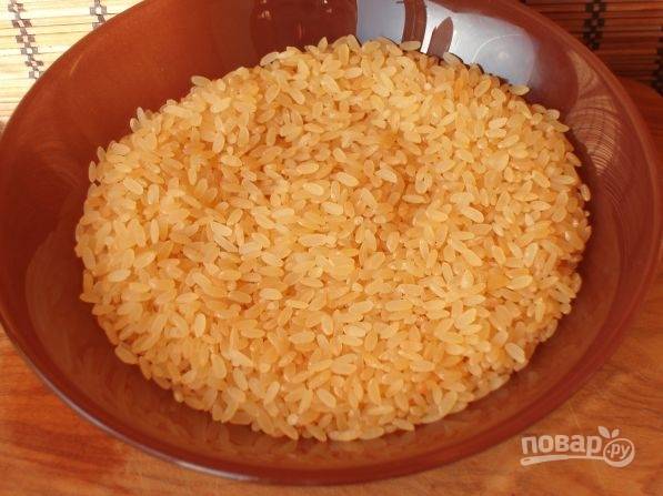 4. Параллельно промойте рис, залейте его водой и поставьте на огонь. 
